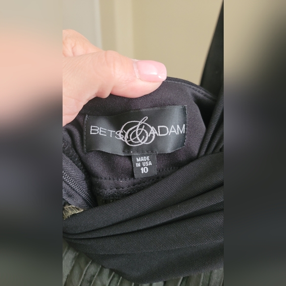 STUNNING! Betsy & Adams Ombre Formal Gown - Picture 6 of 8